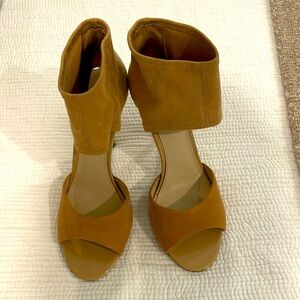 Steve Madden Liftoff Nude Suede Cuff Pull On Heel